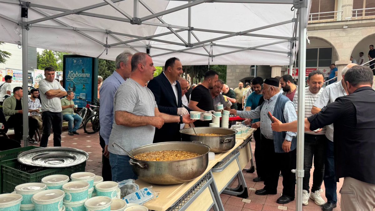 Erbaa Büyük Camii önünde vatandaşlara aşure ikramında bulunuldu.