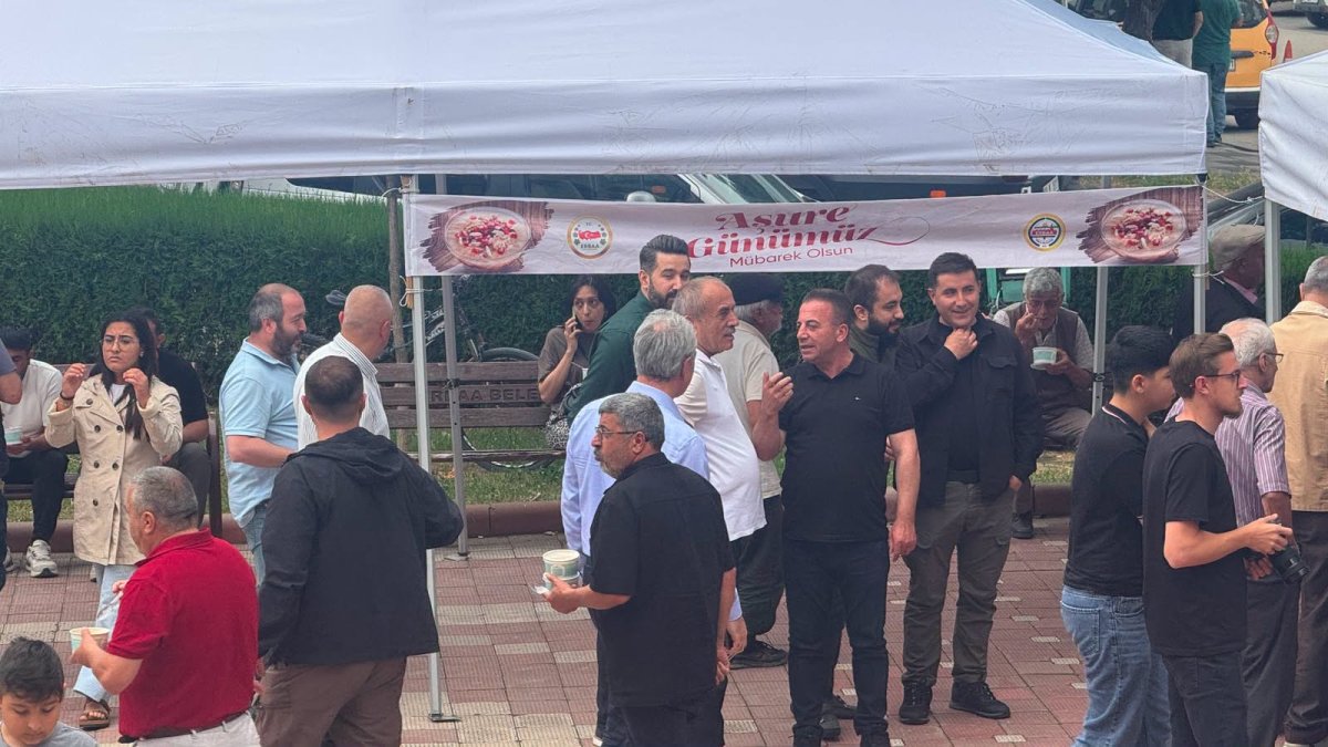 Erbaa Büyük Camii önünde vatandaşlara aşure ikramında bulunuldu.