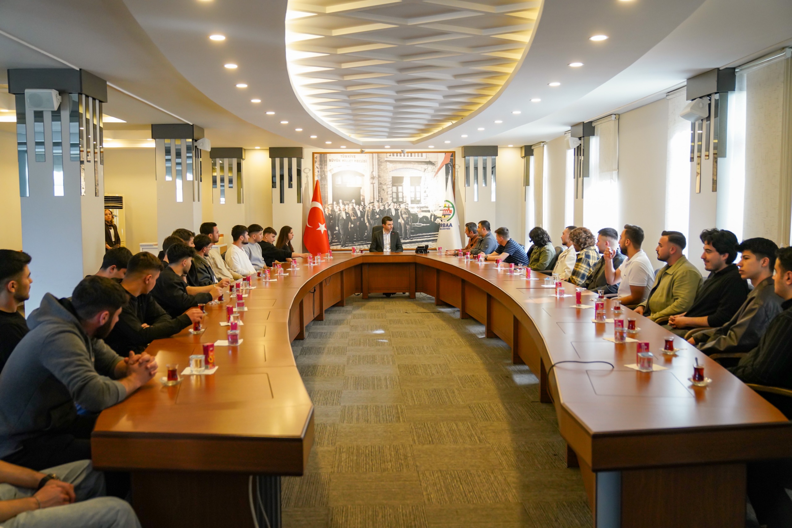 Erbaa Belediye Spor Kulübü bünyesinde yakın savunma sporları alanında eğitim alan öğrencilere katılım belgelerini Erbaa Belediye Başkanı Ertuğrul Karagöl takdim etti. 