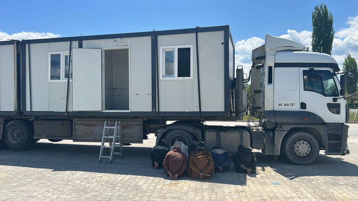 Erbaa’da Konteyner Yüklü Tırda 7 Kaçak Göçmen Yakalandı