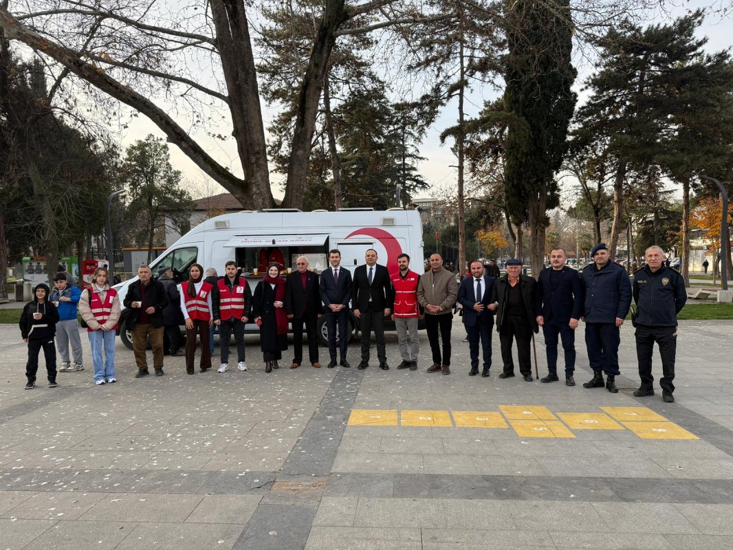 Erbaa Kaymakamı Dr. Remzi Demir, Türk Kızılayı Mobil İkram Aracını Ziyaret Etti